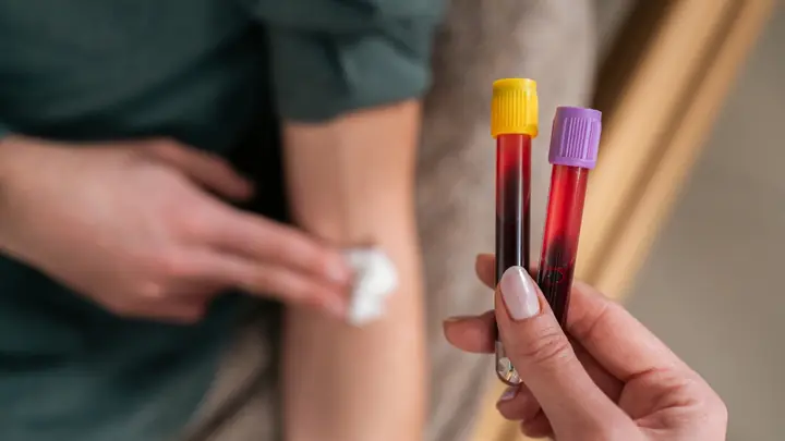Tubos de coleta de sangue durante atendimento domiciliar