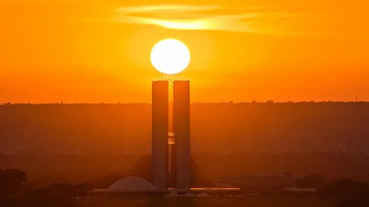 Pôr do sol atrás do Congresso Nacional, em Brasília
